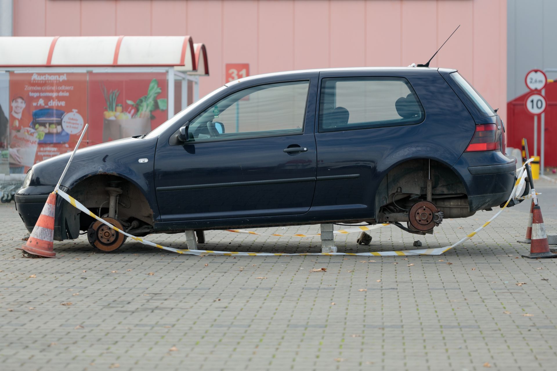 shutterstock volkswagen golf com rodas furtadas