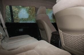 interior carro blindado com vidros com marcas de disparos