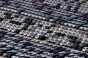 carros estacionados patio india mercado automotivo