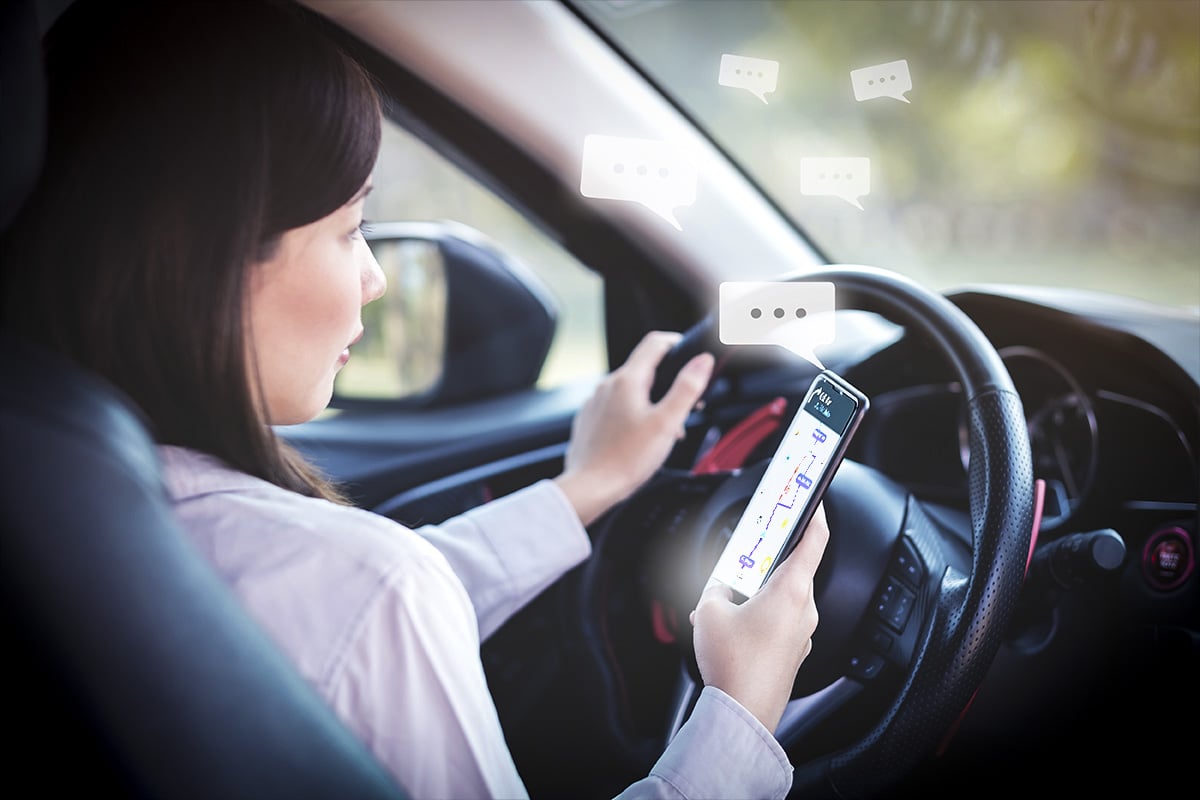 Pode usar celular no carro ou na moto, quando está parado no semáforo? Cuidado com a multa!