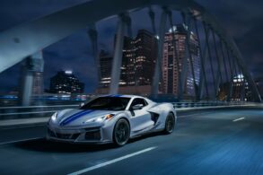chevrolet corvette e ray 2024 prata e azul em movimento