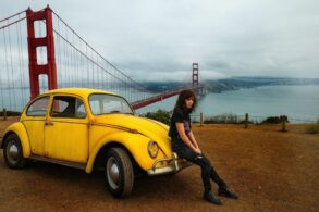 fusca amarelo do filme bumblebee com golden gate ao fundo