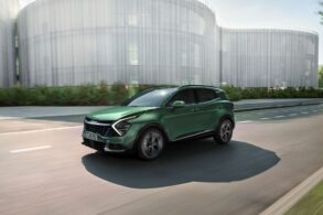 kia sportagem 2023 verde em movimento