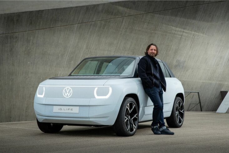 volkswagen id life conceito frente com o designer jozef kaban proximo ao carro