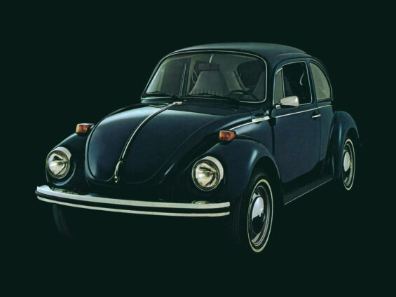 volkswagen kafer 1302 fusca super beetle modelo alemao azul frente estudio com fundo preto