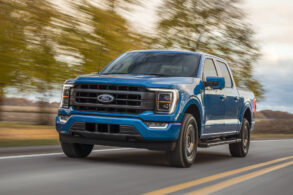 ford f 150 lariat sport supercrew azul frente em movimento
