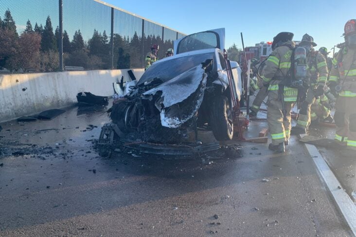 carro eletrico tesla model s fogo 22 mil litros agua