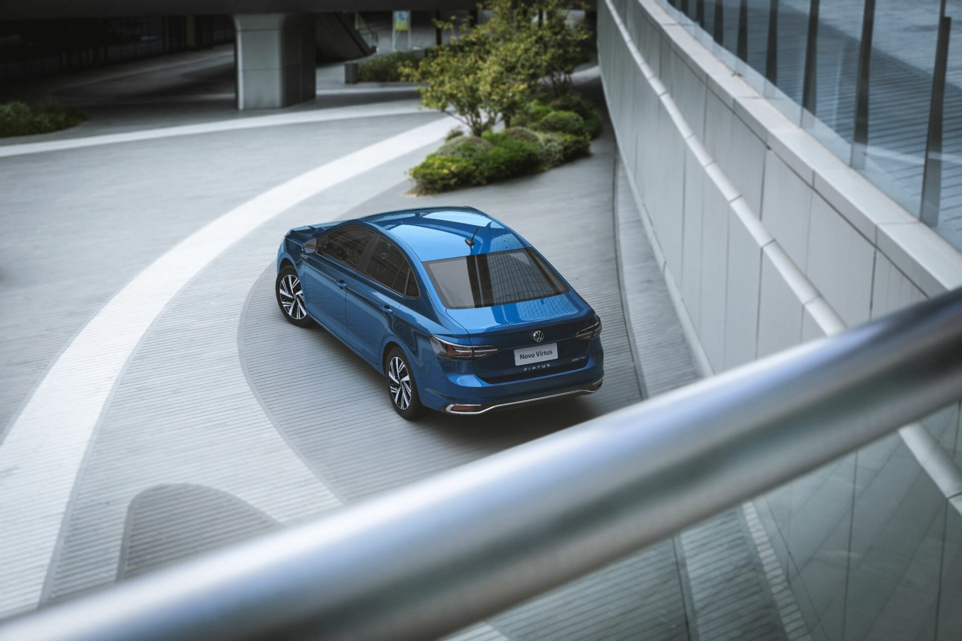 volkswagen virtus highline 2023 azul biscay traseira visto de cima