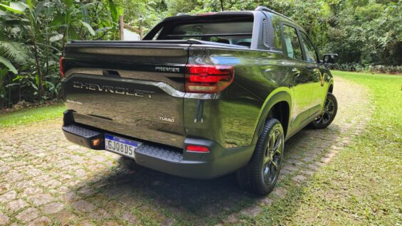 chevrolet montana premier 2023 verde trasiera lateral