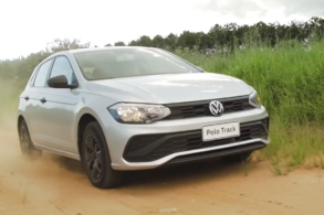 volkswagen polo track prata rodando em estrada de terra