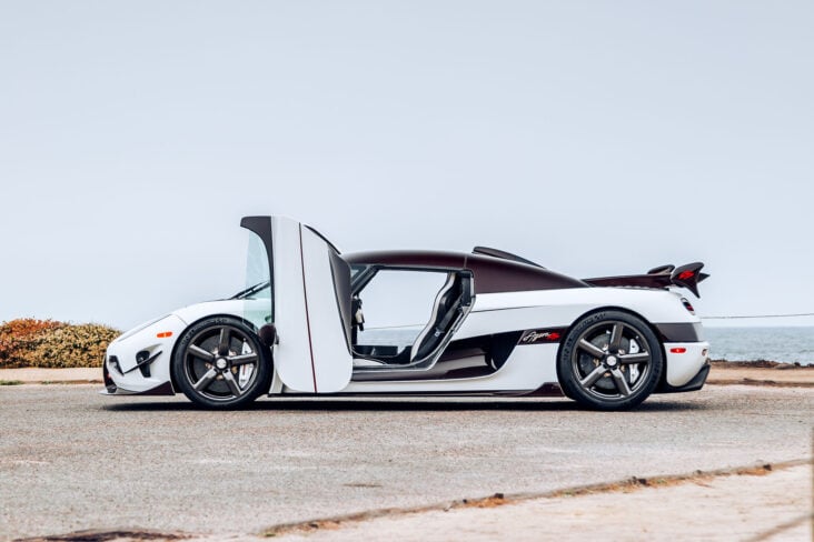 shutterstock koenigsegg agera rs branco lateral com portas abertas