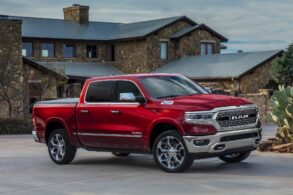ram 1500 limited vinho cabine dupla frente parada em frente casa