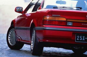 honda prelude 2 0 xx vermelho traseira com rodas estercadas