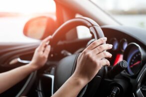 jovens maiores de 16 mãos no volante