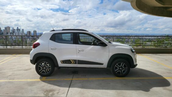 kwid e tech 2023 branco perfil lateral carro eletrico marcelo jabulas 2