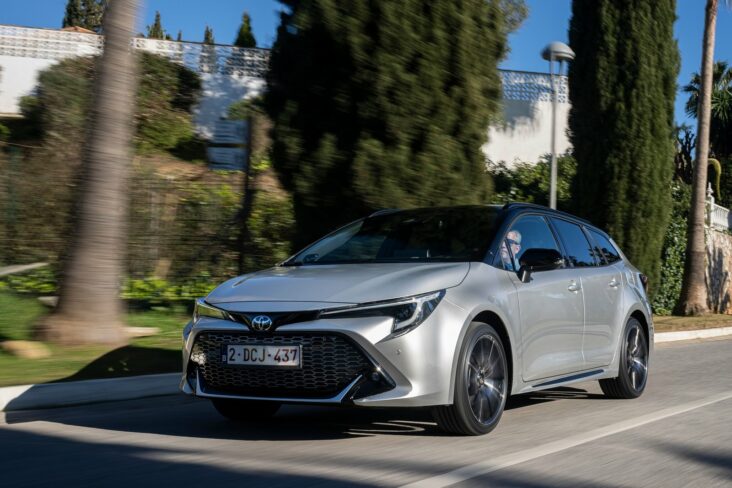 toyota corolla touring sports 2023 prata em movimento de frente