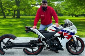 moto com roda traseira serrada ao meio Honda CBR 250