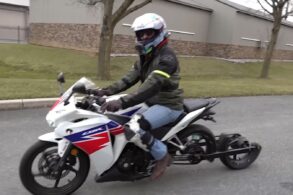 moto com roda traseira serrada ao meio Honda CBR 250