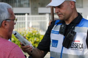 policial coloca bafometro na boca de motorista no rio de janeiro foto shutterstock