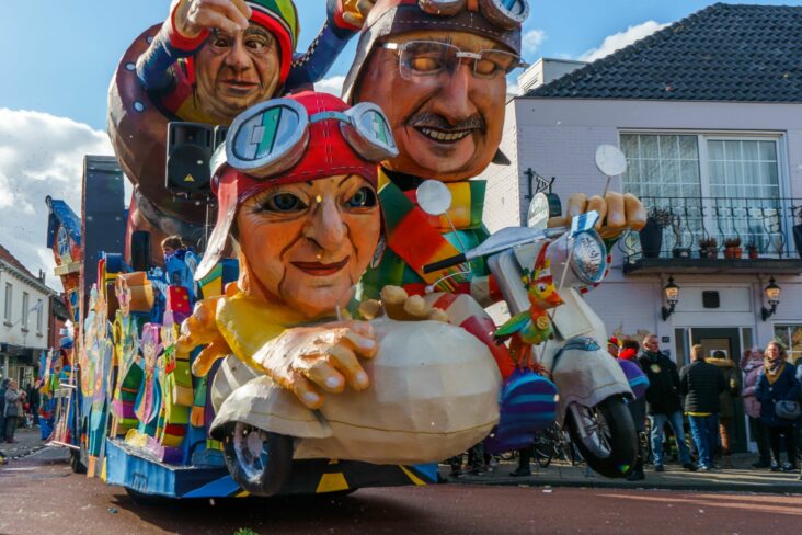carro alegorico de carnaval durante desfile