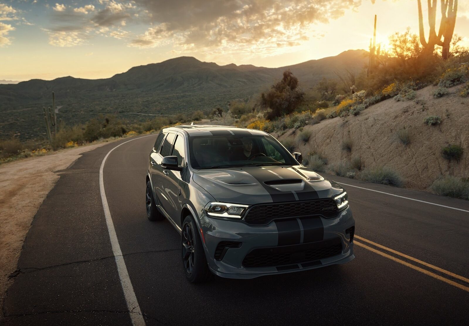 dodge durango srt hellcat 2021 cinza frente movimento