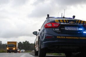 carro da prf em patrulhamento em rodovia