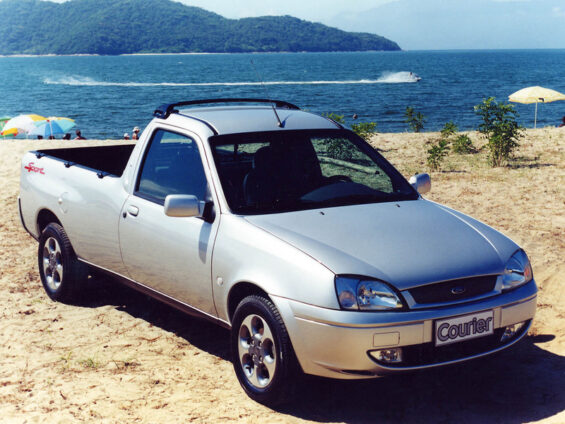 ford courier sport prata frente parada em praia