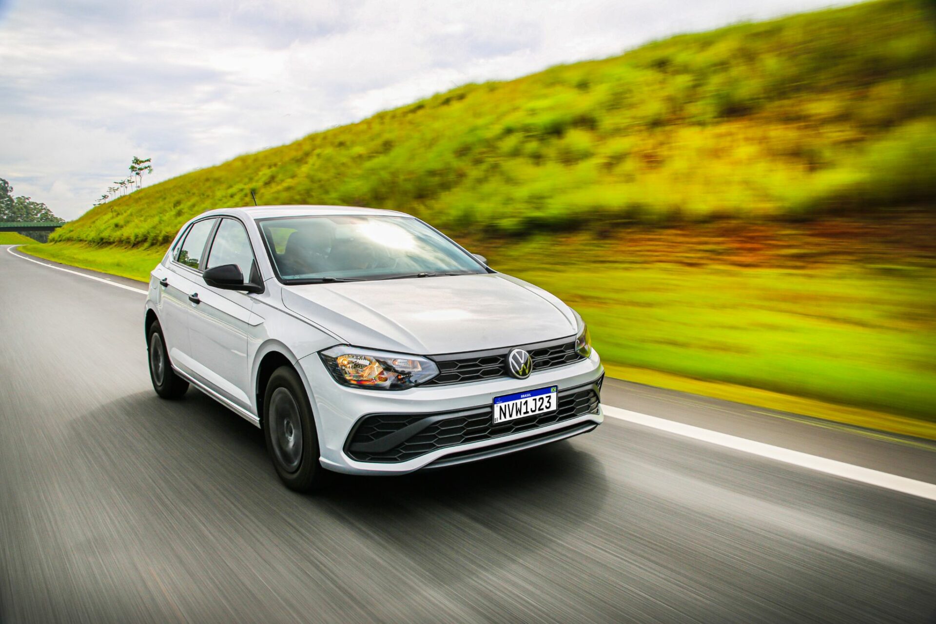 volkswagen polo track 2023 prata frente em movimento rodovia 2