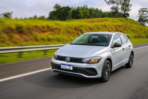 volkswagen polo track 2023 prata frente em movimento rodovia 4