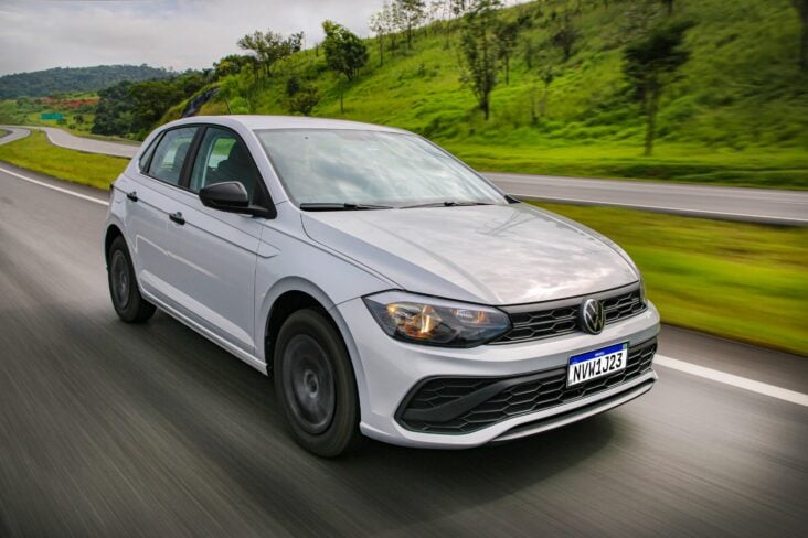volkswagen polo track 2023 prata frente em movimento rodovia