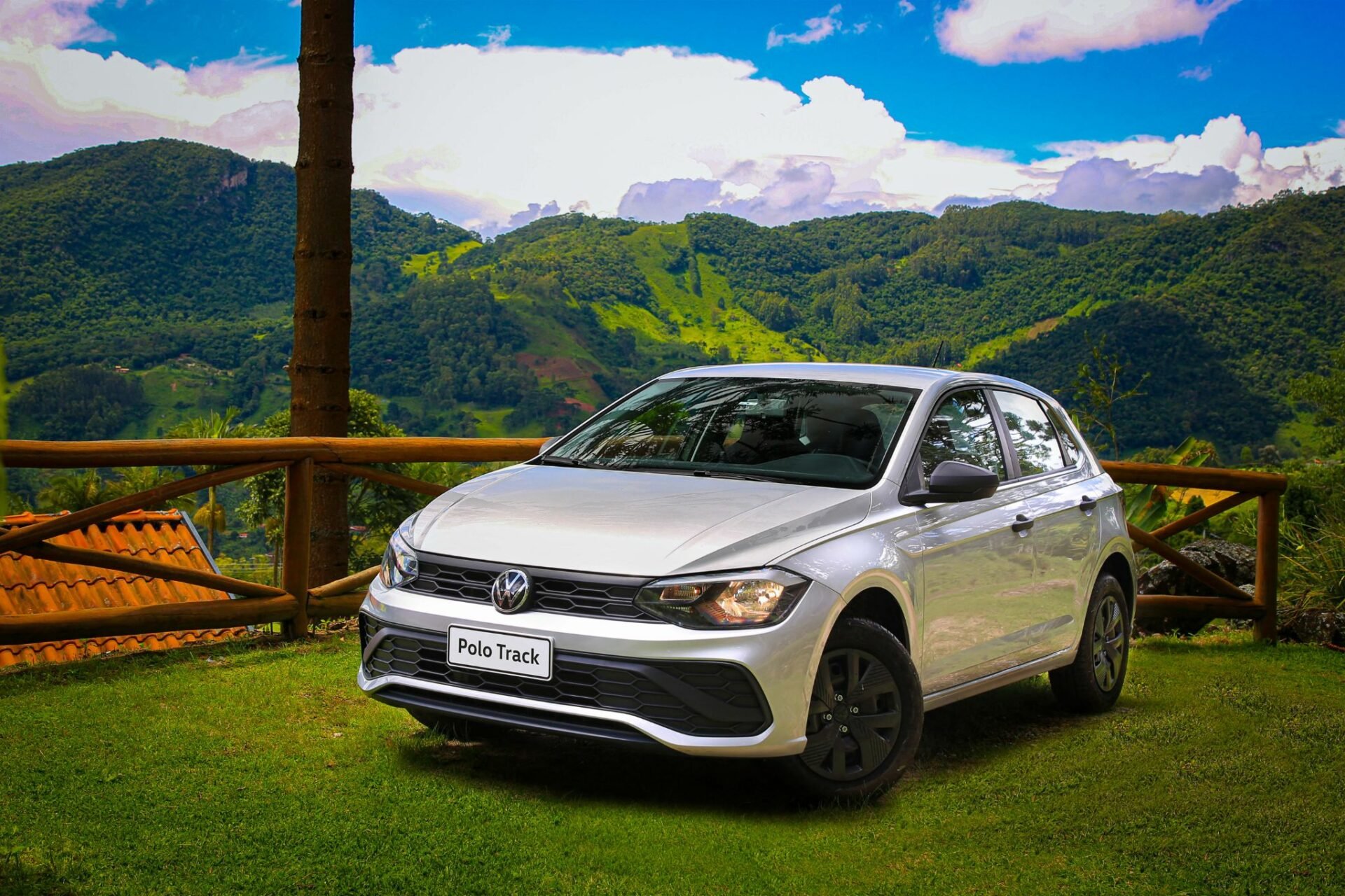 volkswagen polo track 2023 prata frente parado em gramado