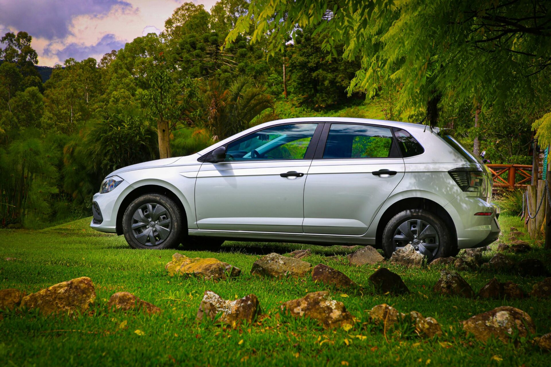 volkswagen polo track 2023 prata lateral parado