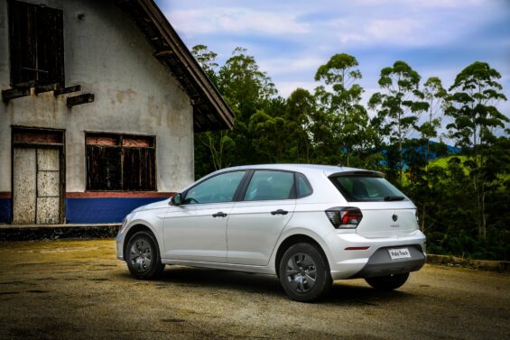 volkswagen polo track 2023 prata traseira parado diante de casa antiga