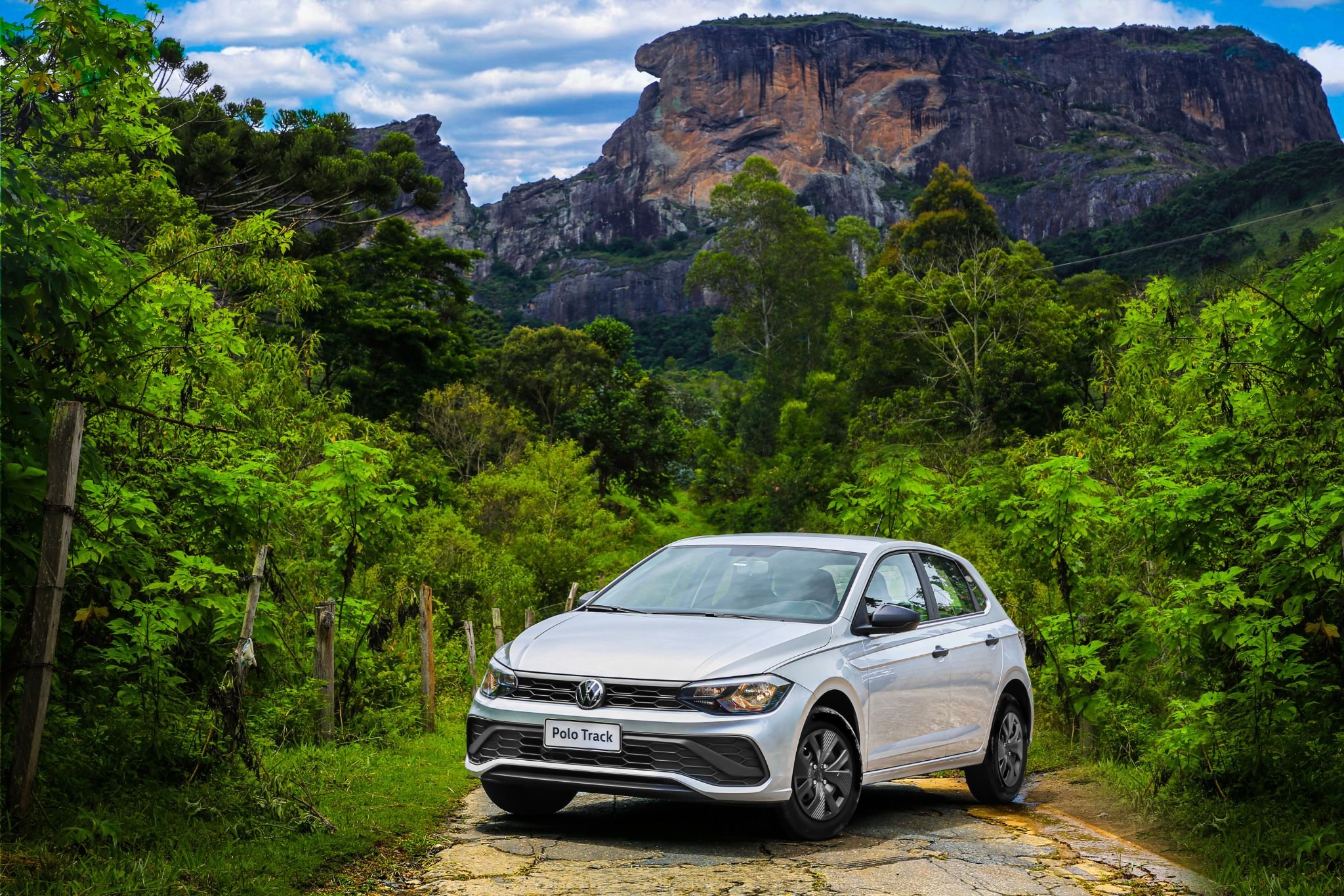 volkswagen polo track 2023 prata frente parado em rua com asfalto ruim