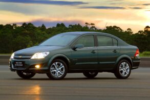 chevrolet vectra elegance 2010 verde frente parado com farois principais e de neblina acesos