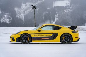 porsche 718 cayman gt4 rs amarelo lateral na neve movido a combustivel renovavel