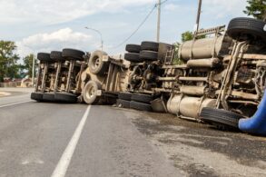 shutterstock caminhao tombado em rodovia