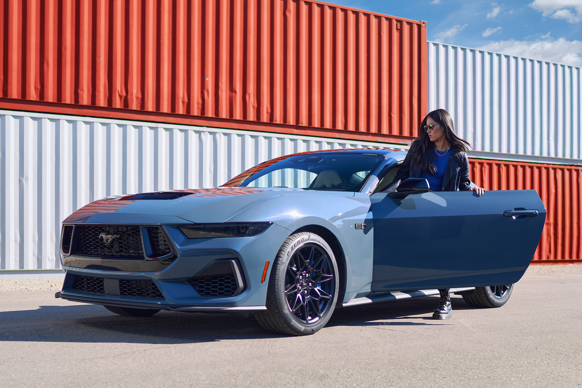 ford mustang gt 2024 com porta aberta