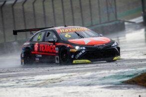 shutterstock toyota corolla stock car brasil na chuva tony kanaan