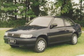 volkswagen logus preto frente parado em gramado