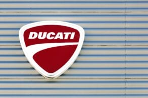 Logo e fachada Ducati