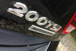 emblema 200tsi do volkswagen polo sobre pintura preta