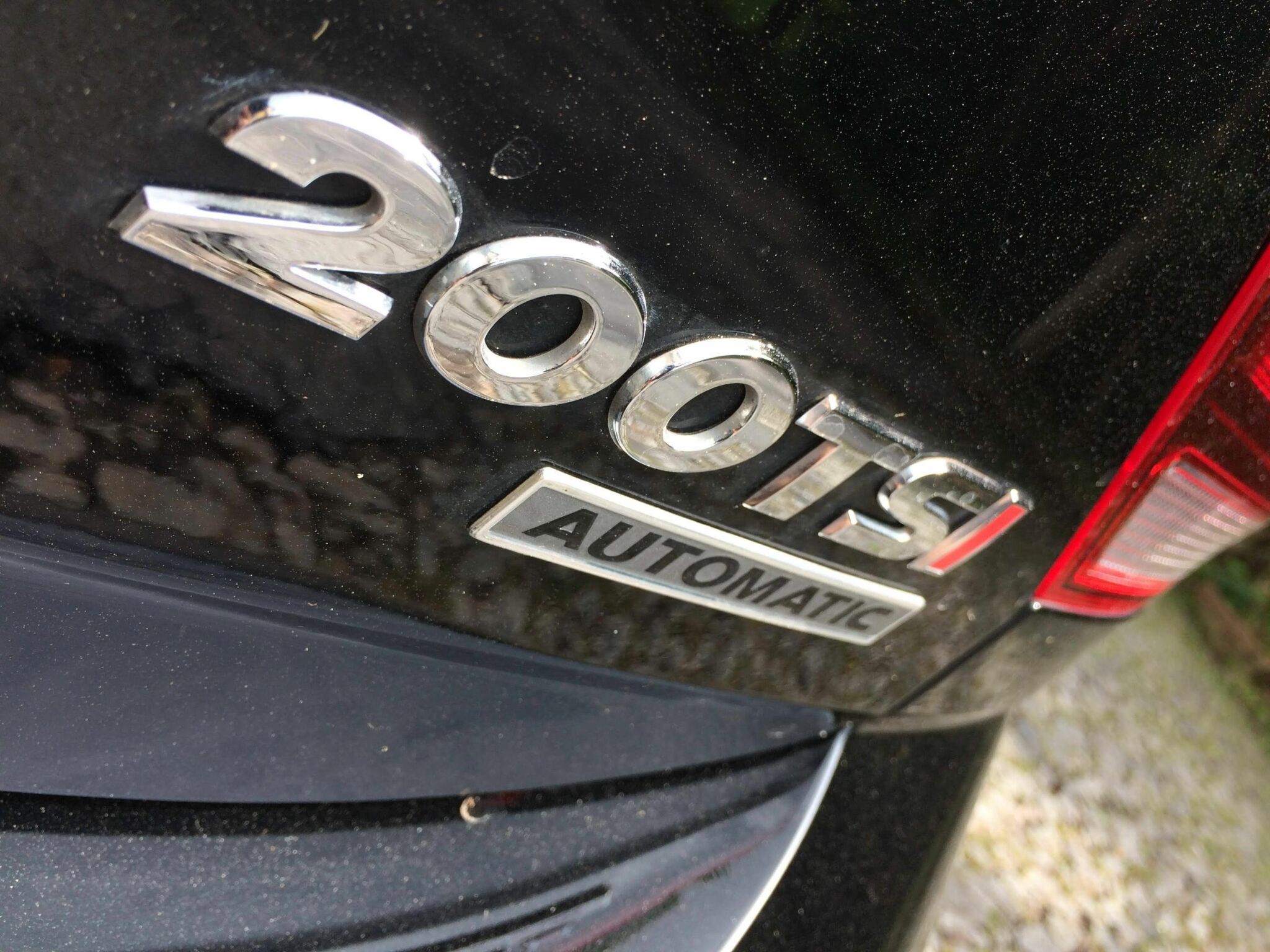 emblema 200tsi do volkswagen polo sobre pintura preta