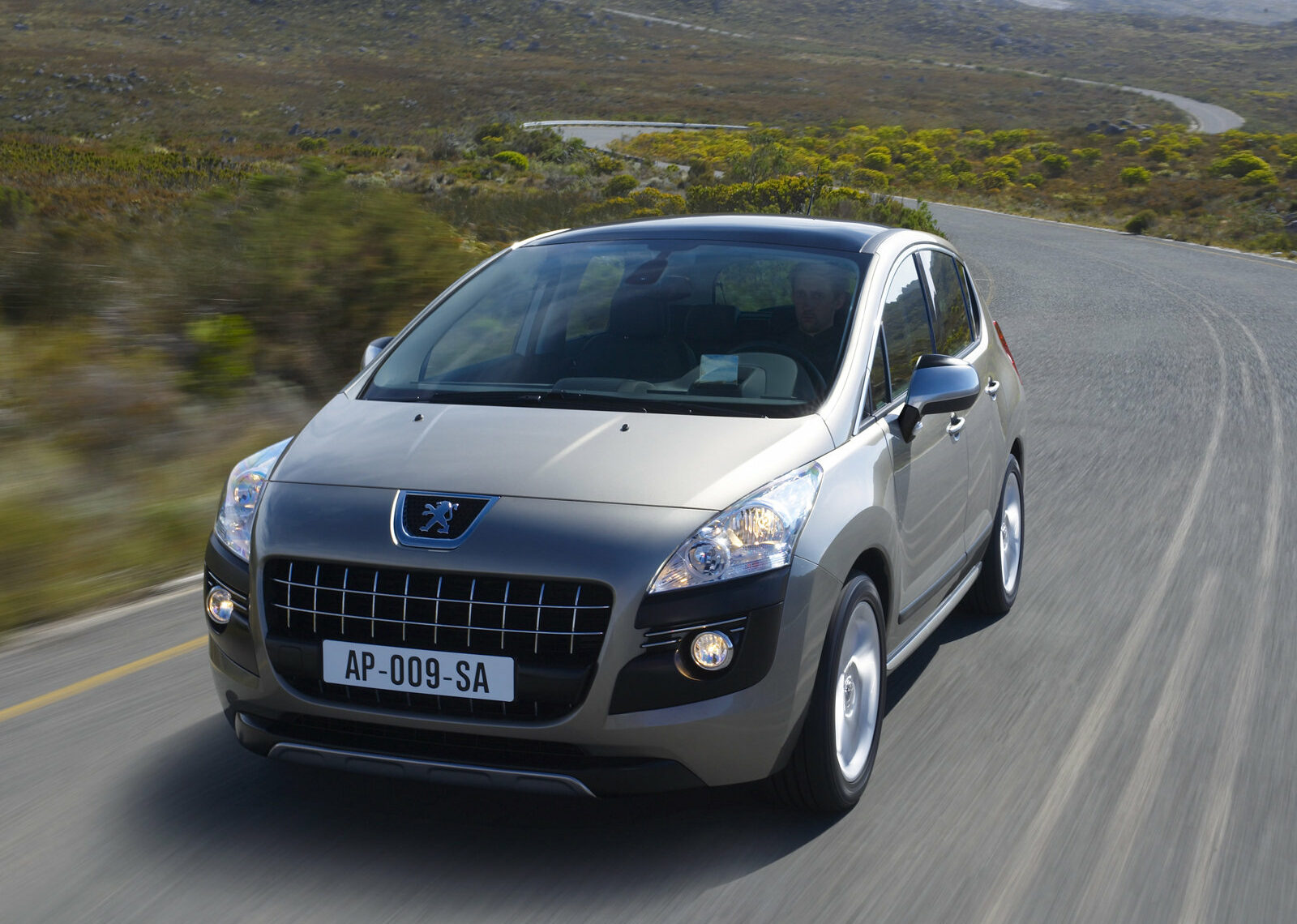 peugeot 3008 2010 cinza frente em movimento