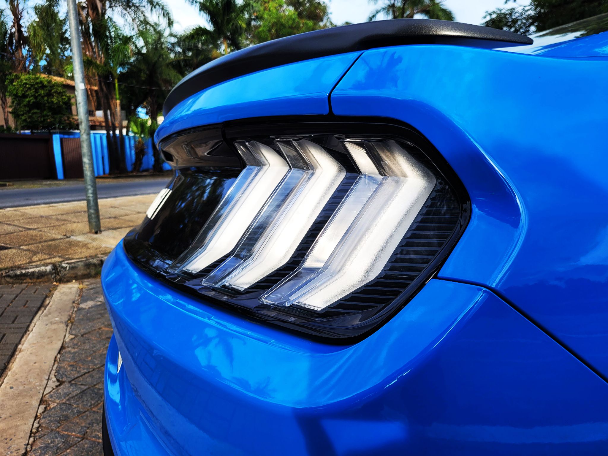 ford mustang mach 1 2022 azul estoril detalhe lanterna traseira