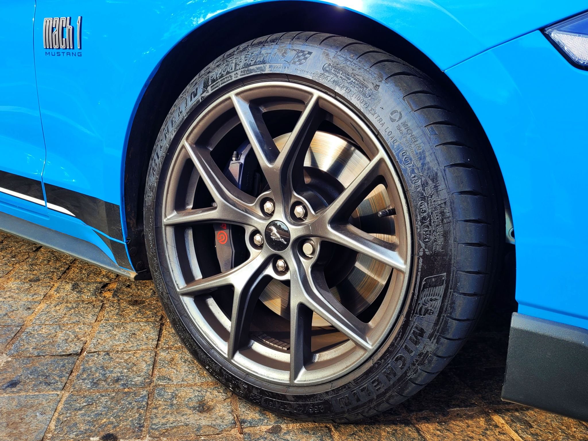 ford mustang mach 1 2022 azul estoril detalhe rodas pinca de freios brembo