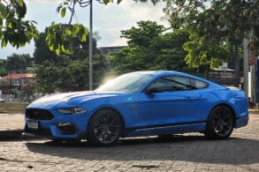 ford mustang mach 1 2022 azul estoril dianteira parado