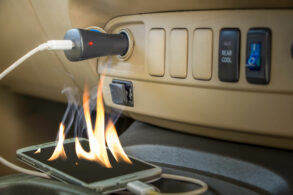 celular carregando no carro pegando fogo