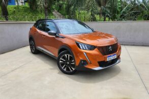 peugeot e 2008 gt 2023 laranja frente e lateral 5