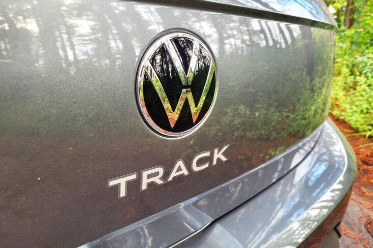 volkswagen polo track 2023 cinza platinum detalhe emblema centro da tampa do porta malas